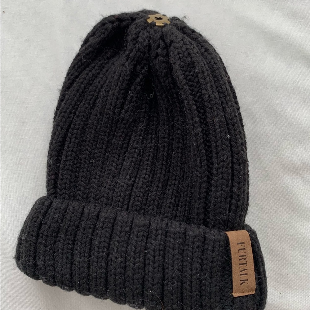 FURTALK ribbed beanie missing fur pompom